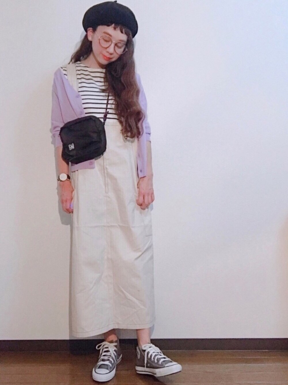 ホワイト系のトップス、パープル系のニット/セーター、ブラック系のショルダーバッグを着用したレディースの春コーディネートの1枚目の写真