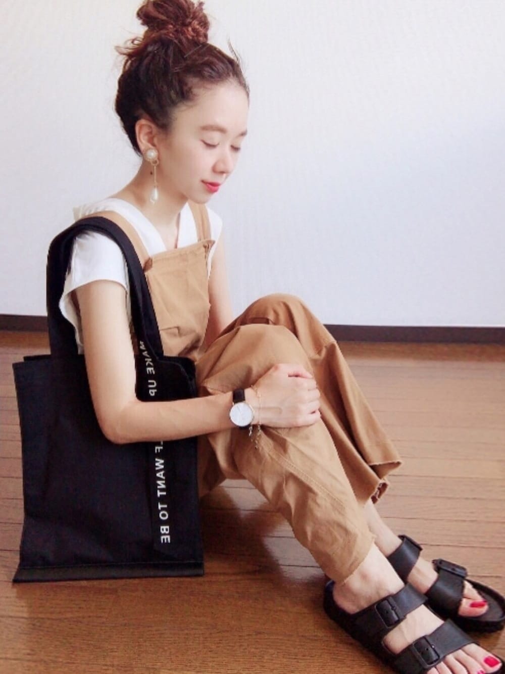 「シンプルコーデ、夏、夏セールで買いました、お団子ヘアー、ゴールディ、Kastane、オールインワン、トートバッグ、前髪行方不明、オトナ女子」｜「GOLDYのクラシカルボタン 2WAY ロングイヤリング（イヤリング、ゴールド系）」を使った、エリーさん（レディース・163cm）の夏コーディネートの1枚目の写真