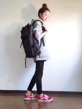 「お団子ヘアー」｜「アイテム（パーカー、グレー系）」を使った、エリーさん（レディース・163cm）の秋コーディネート