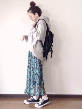 「お団子ヘアー」｜「アイテム（パーカー、グレー系）」を使った、エリーさん（レディース・163cm）の春コーディネート