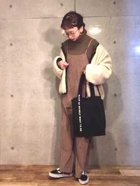 「Kastane（カスタネ）のリバーシブルボアブルゾン（ブルゾン）」を使った、エリーさん（レディース・163cm）の冬コーディネート