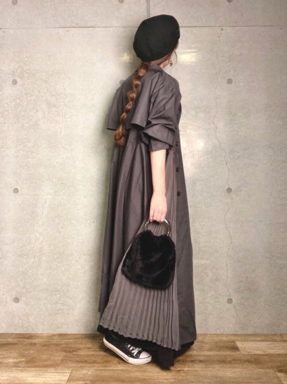 ブラック系のバッグ、ブラック系のスニーカー、グレー系のトレンチコートを着用したレディースの夏コーディネートの1枚目の写真