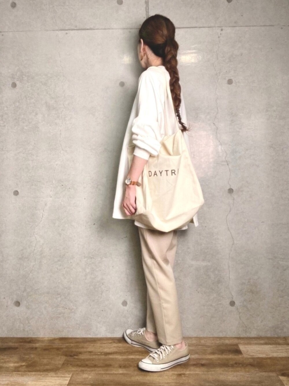 ホワイト系のTシャツ/カットソー、ホワイト系のトートバッグ、グリーン系のその他パンツを着用したレディースの夏コーディネートの1枚目の写真