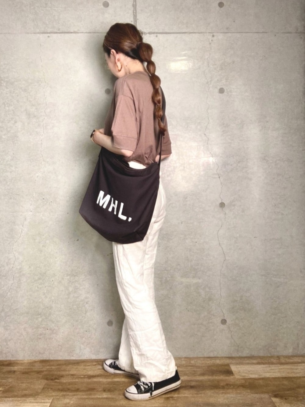 ブラウン系のTシャツ/カットソー、ブラック系のショルダーバッグ、ホワイト系のスラックスを着用したレディースの夏コーディネートの1枚目の写真