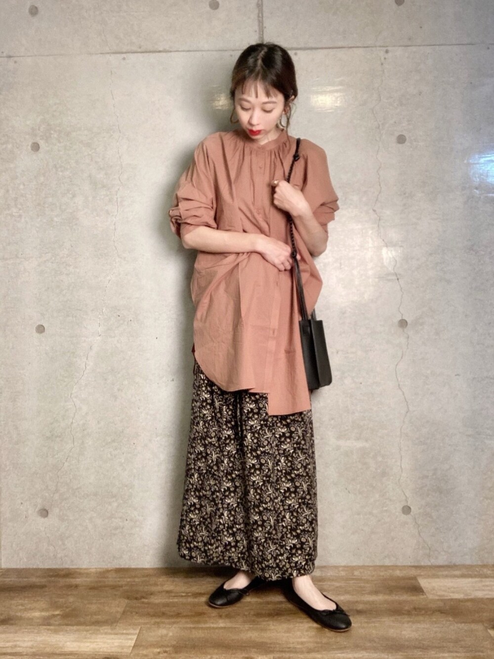 ベージュ系のシャツ/ブラウス、ブラック系のショルダーバッグ、ブラック系のスカートを着用したレディースの秋コーディネートの1枚目の写真