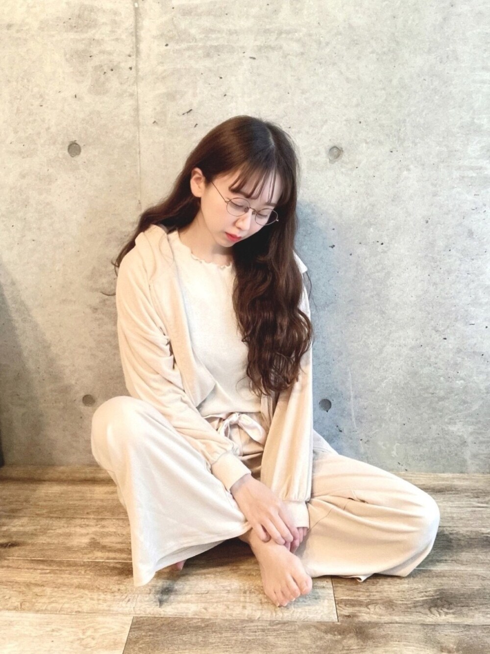 ホワイト系のTシャツ/カットソー、ベージュ系のルームウェア/パジャマ、ベージュ系のルームウェア/パジャマを着用したレディースの春コーディネートの1枚目の写真