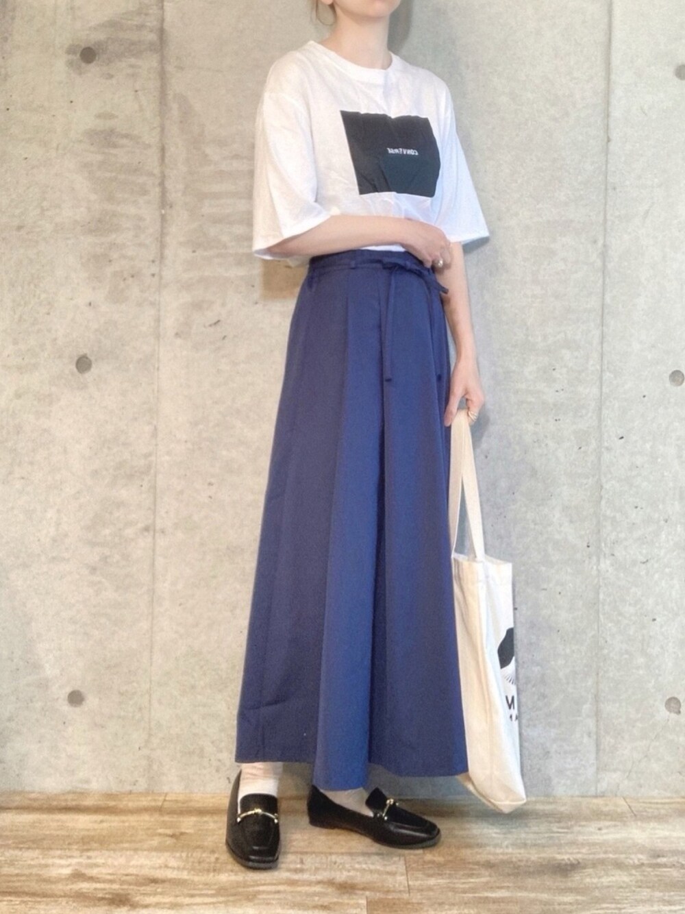 ホワイト系のTシャツ/カットソー、ブルー系のスカート、その他のその他を着用したレディースの春コーディネートの1枚目の写真