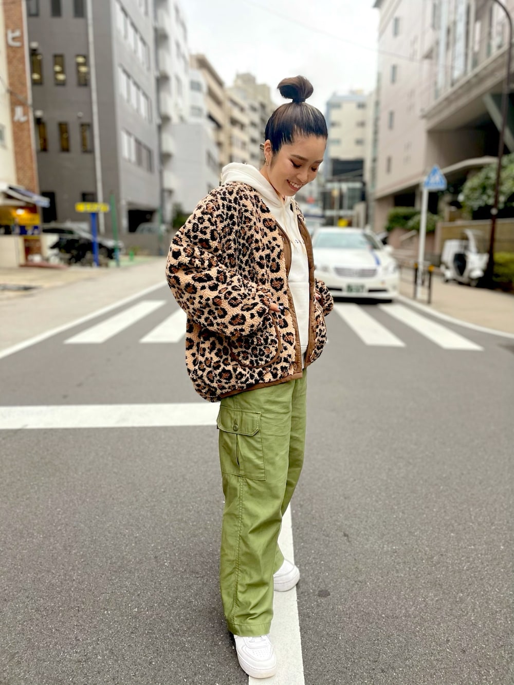 ブラウン系のジャケット/アウター、グリーン系のカーゴパンツ、ホワイト系のスニーカーを着用したレディースの秋コーディネートの1枚目の写真