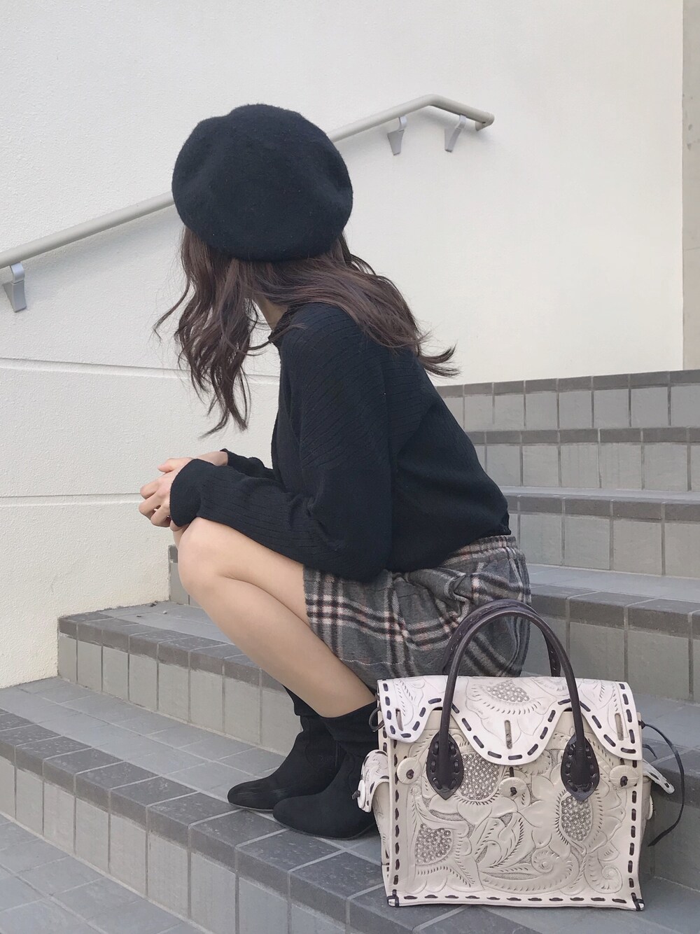 「ootd、ニット、whoswhochico、プチプラ、カジュアル、ベレー帽、GU、休日スタイル、きれいめカジュアル、冬」｜「Chicoの短丈Vネックカーディガン（カーディガン/ボレロ、ブラック系）」を使った、mitsukiさん（レディース・159cm）の冬コーディネートの1枚目の写真