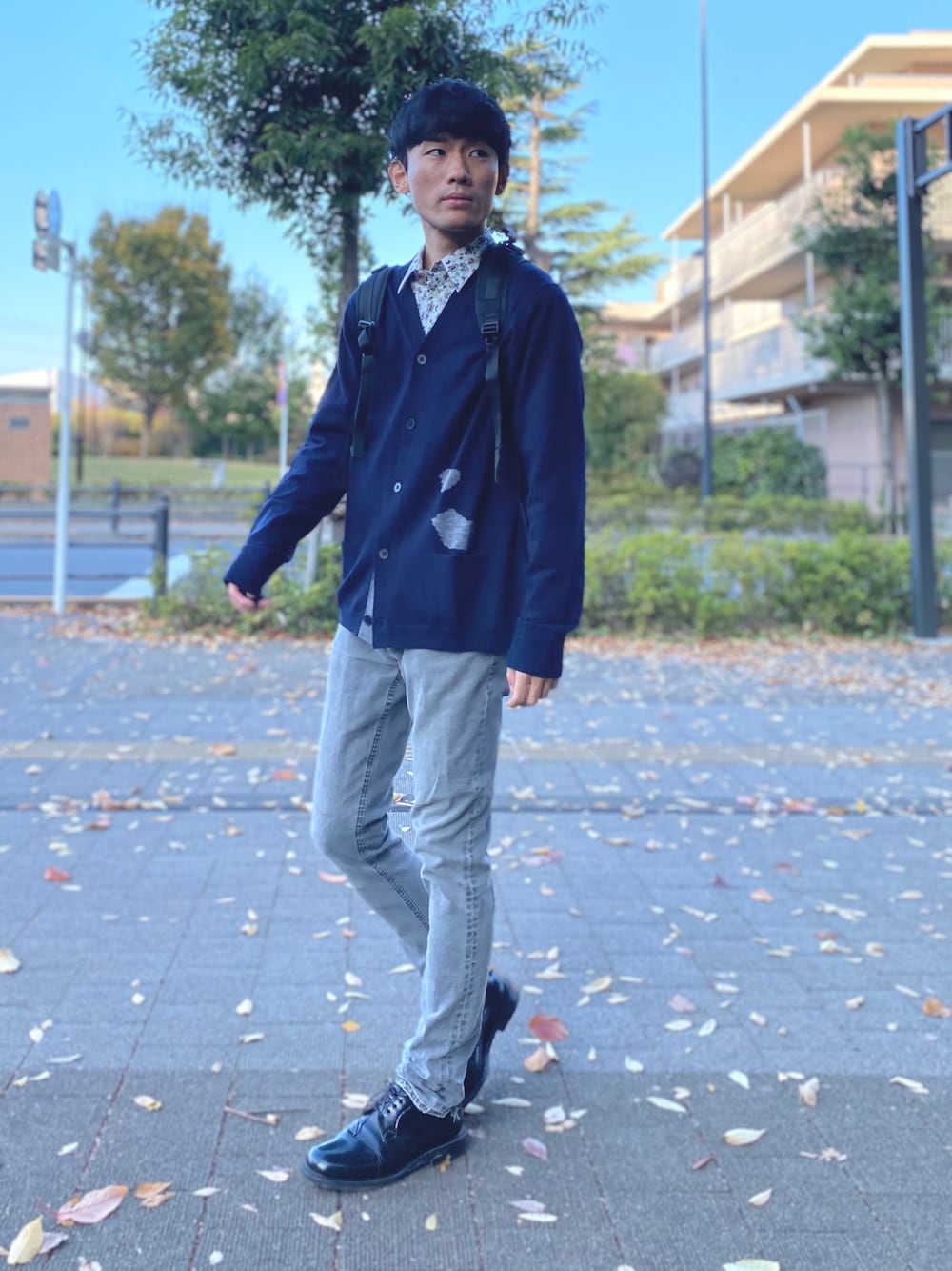 ブラック系のカーディガン/ボレロ、ホワイト系のシャツ/ブラウス、グレー系のデニムパンツを着用したメンズの秋コーディネートの1枚目の写真