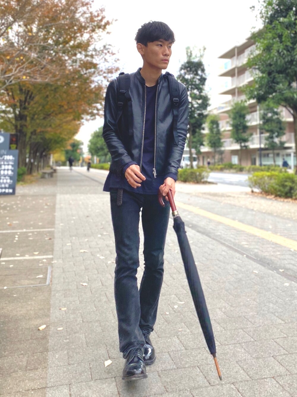 ブラック系のライダースジャケット、ブラック系のデニムパンツ、ブラック系のドレスシューズを着用したメンズの秋コーディネートの1枚目の写真