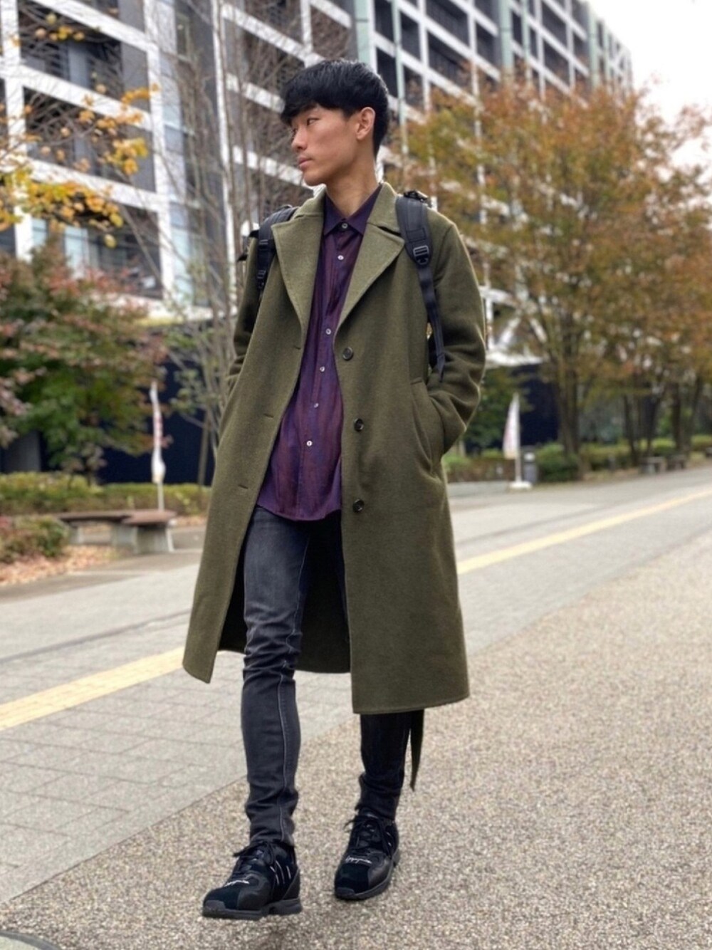 ブラック系のスニーカー、ブラック系のパンツ、グリーン系のジャケット/アウターを着用したメンズの冬コーディネートの1枚目の写真