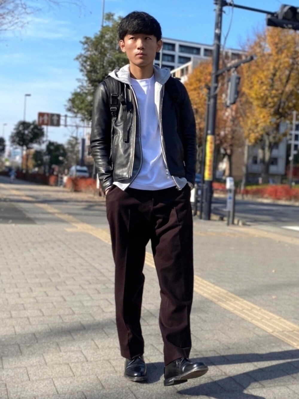 ブラック系のドレスシューズ、ブラウン系のパンツ、ホワイト系のTシャツ/カットソーを着用したメンズの冬コーディネートの1枚目の写真