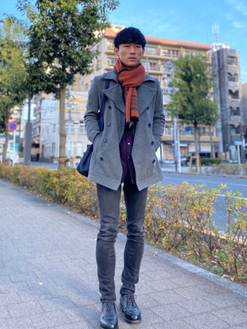 ブラック系のデニムパンツ、ブラック系のドレスシューズ、パープル系のシャツ/ブラウスを着用したメンズの冬コーディネートの1枚目の写真