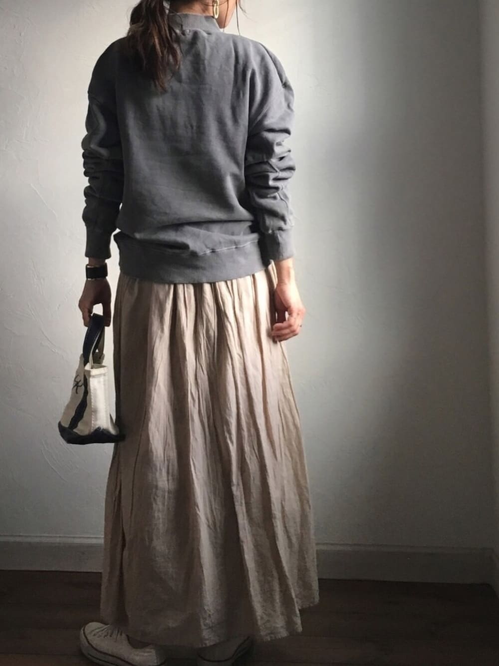 「大人カジュアル、シンプル、ラフ、ロングスカート、スウェット、スカート、春コーデ、コンバース、ハイネックスウェット」｜「EN ROUTEのENR フェードハイネックスウェット◆◆（スウェット、グレー系）」を使った、Ryoさん（レディース・156cm）の冬コーディネートの1枚目の写真
