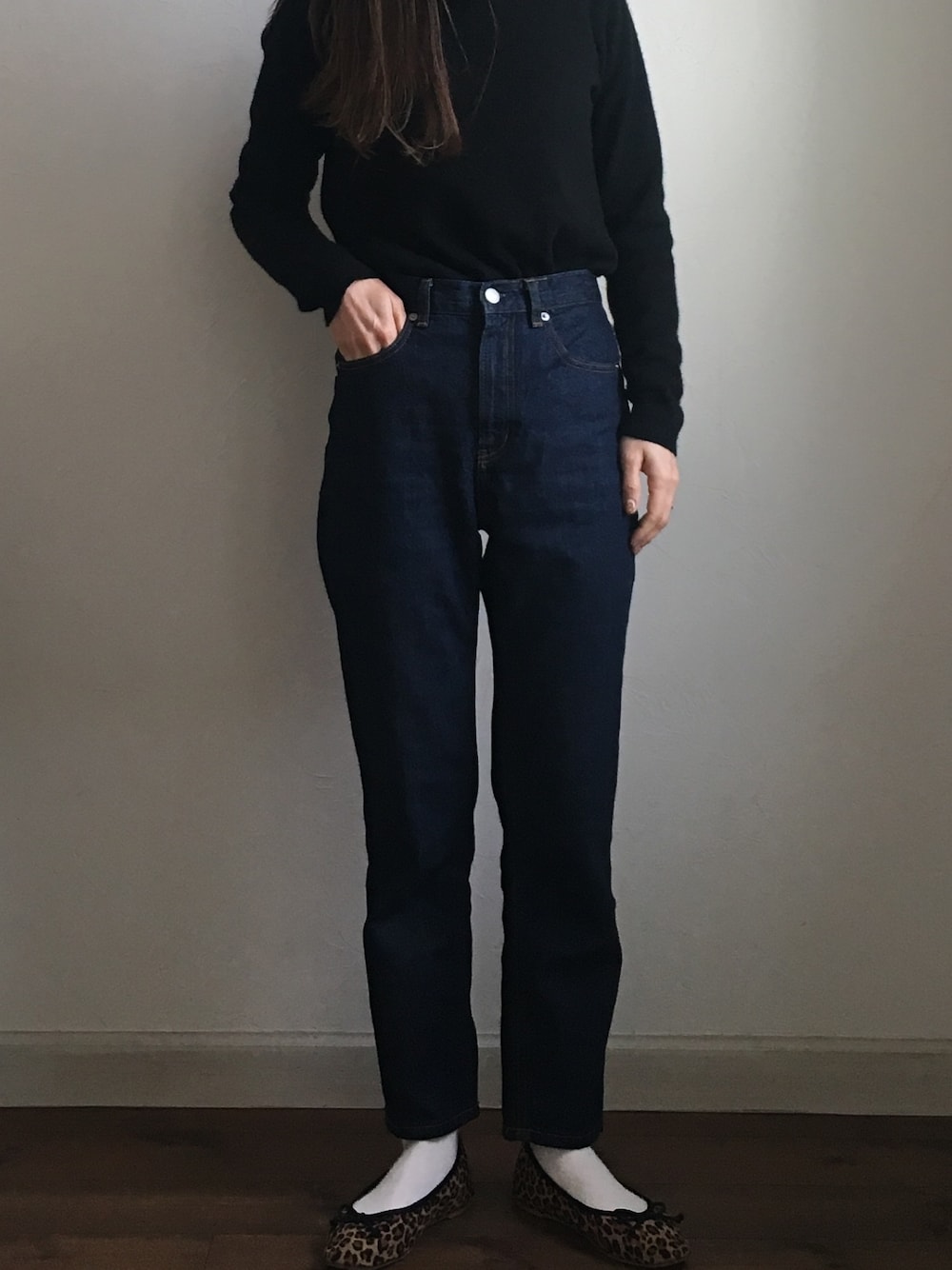 「大人カジュアル、シンプル、ラフ、UNIQLO、GU、ハイウエスト、レオパード、バレエシューズ」｜「UNIQLOのカシミヤクルーネックセーター（長袖）（ニット/セーター、ホワイト系）」を使った、Ryoさん（レディース・156cm）の春コーディネートの1枚目の写真