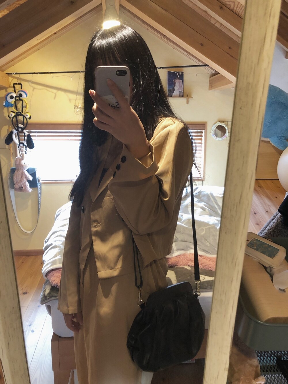 ブラック系のショルダーバッグを着用したレディースの冬コーディネートの1枚目の写真