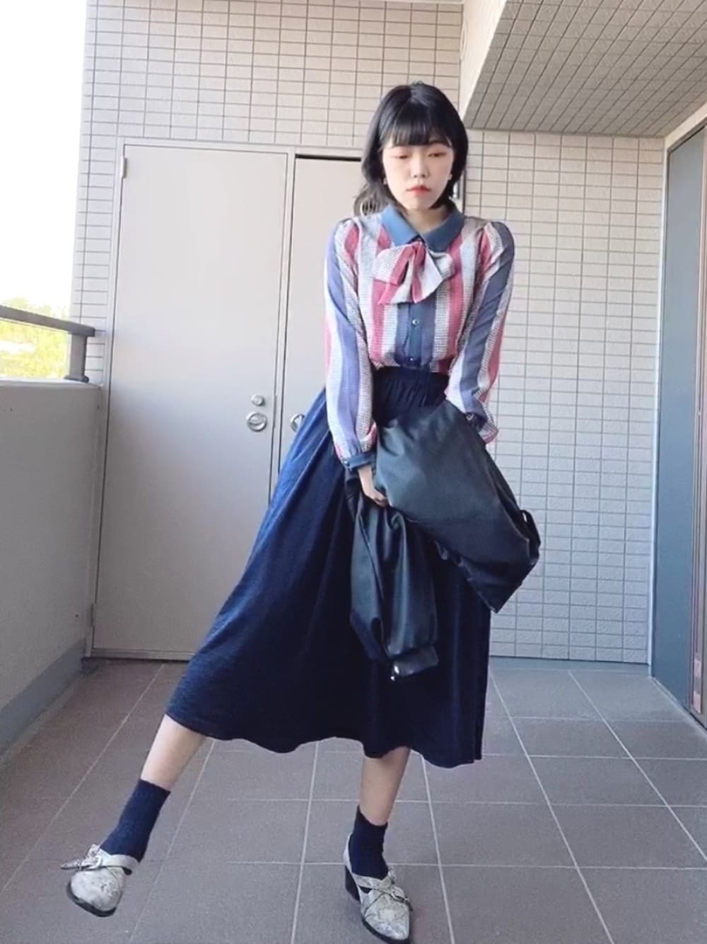 「秋服、オトナ女子、シャツスタイル、シャツ、レトロ、ブラウス、ロングスカート、スカート、パイソン柄、おしゃれさんと繋がりたい」｜「REDYAZELのオリジナル千鳥ストライプ柄リボンブラウス（シャツ/ブラウス、ブルー系）」を使った、神咲有希乃さん（レディース・162cm）の秋コーディネートの1枚目の写真