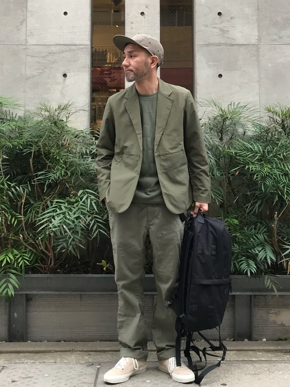 「snow peak、アウトドアスタイル、converse」｜「Snow Peakのアイテム（テーラードジャケット、グリーン系）」を使った、snowpeak_yoshimasaさん（メンズ・171cm）の冬コーディネートの1枚目の写真