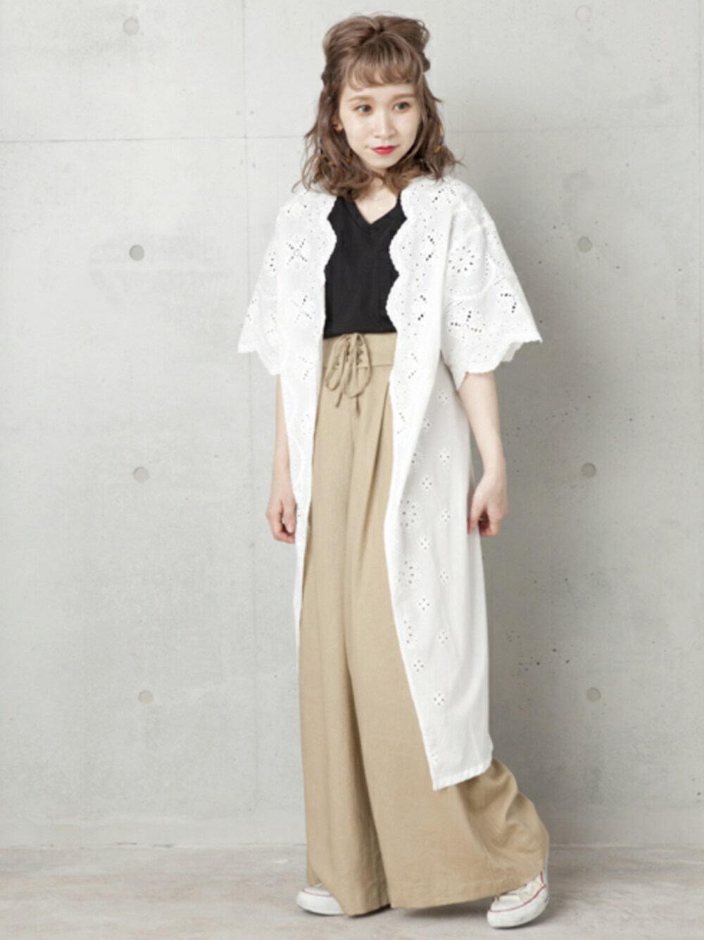 ホワイト系のトップス、ブラック系のTシャツ/カットソー、ベージュ系のその他パンツを着用したレディースの夏コーディネートの1枚目の写真