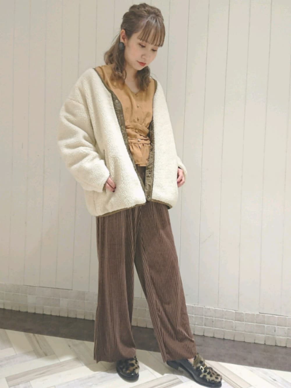 「アウター、ボア、ローファー、ひょう柄、マスタード、ぺプラムトップス、ダブルクローゼット、秋、wcloset、ベロアパンツ」｜「w closetのスリット入りベロアパンツ（その他パンツ、ブラウン系）」を使った、伊織さん（レディース・155cm）の秋コーディネートの1枚目の写真