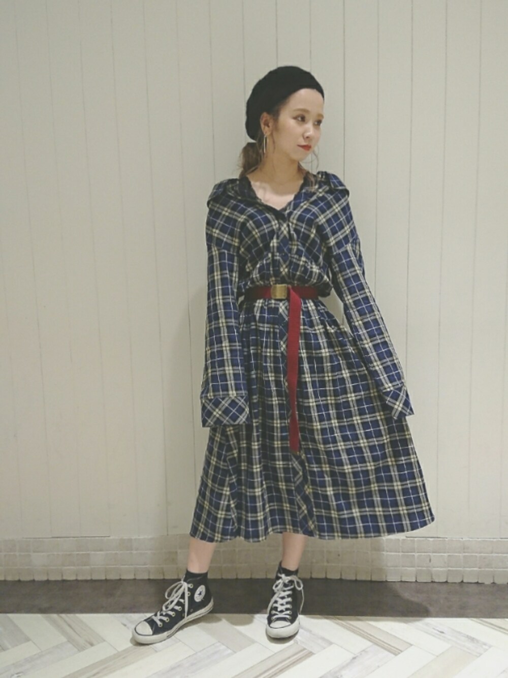 「チェック、チェックシャツ、シャツワンピ、スニーカーコーデ、ラフ、converse、ガチャベルト、ベレー帽、秋のコーデ、wcloset」｜「w closetの後ろリボンチェックシャツワンピース（シャツワンピース、ブルー系）」を使った、伊織さん（レディース・155cm）の秋コーディネートの1枚目の写真