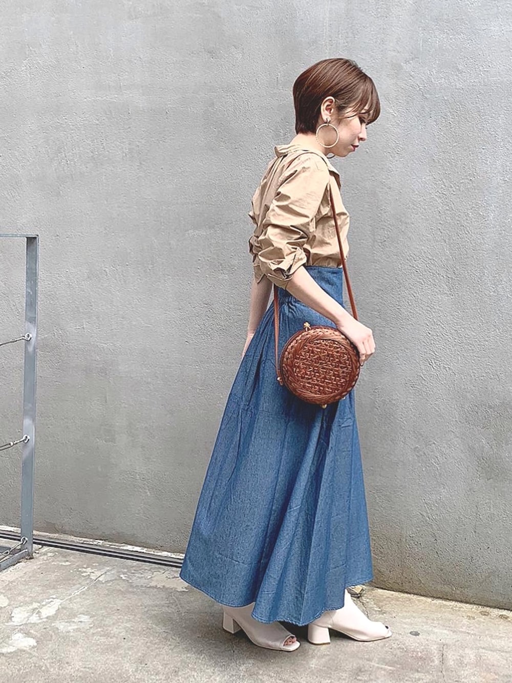 「かごバッグ、alleybywcloset、wcloset、大人コーデ、オトナカジュアル、春コーデ、きれいめカジュアル、デニムスカート、ロングスカート、シャツスタイル」｜「Alley by w closetの【Alley】タフタボリュームスカート（スカート、ブルー系）」を使った、伊織さん（レディース・155cm）の春コーディネートの1枚目の写真