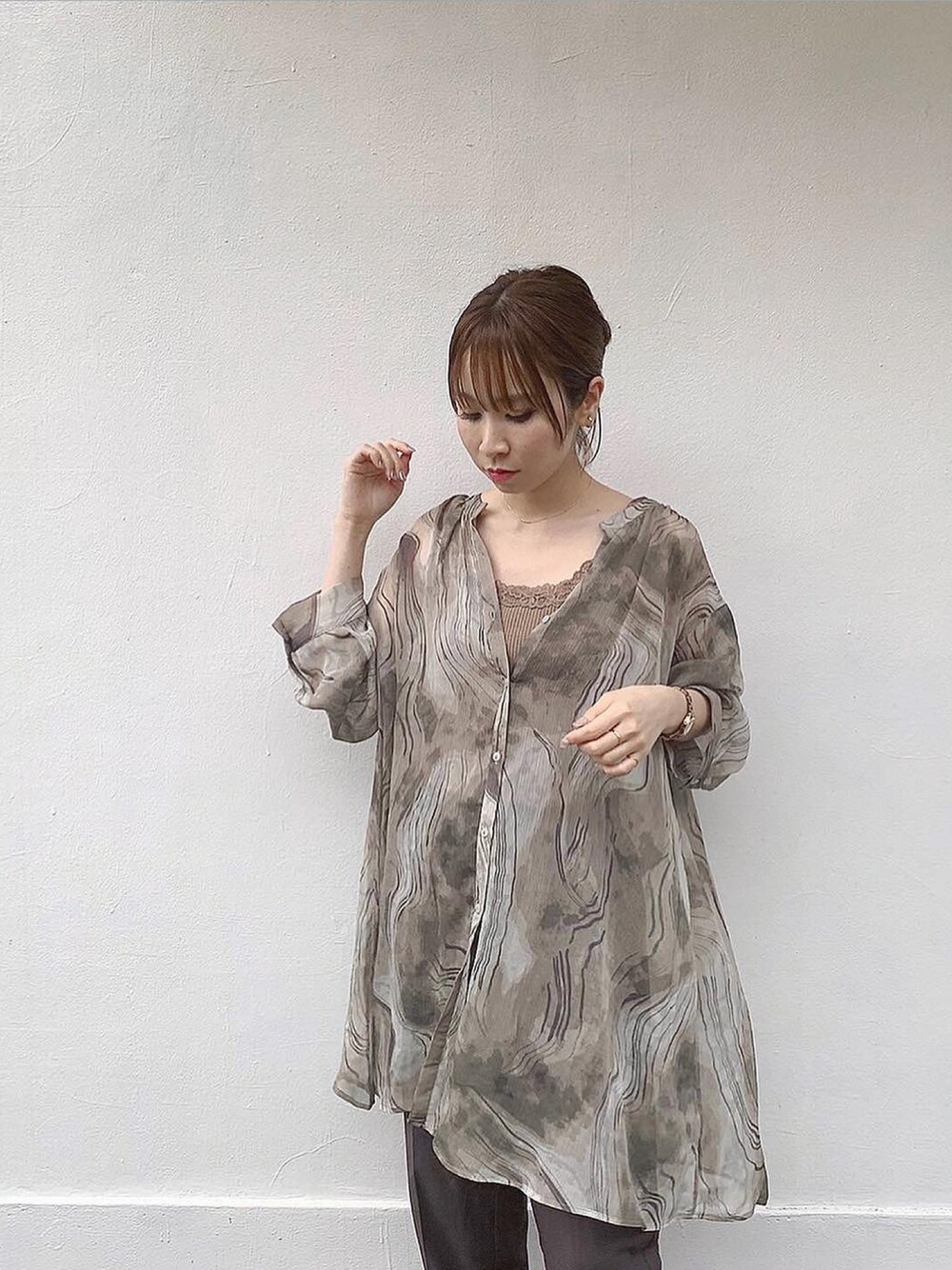 「スラックス、マーブルシャツ、マーブル、シアーシャツ、シアー、大人カジュアル、くすみカラー、透け感、wcloset、シャツスタイル」｜「w closetのシアーマーブルシャツ（シャツ/ブラウス、グレー系）」を使った、伊織さん（レディース・155cm）の夏コーディネートの1枚目の写真