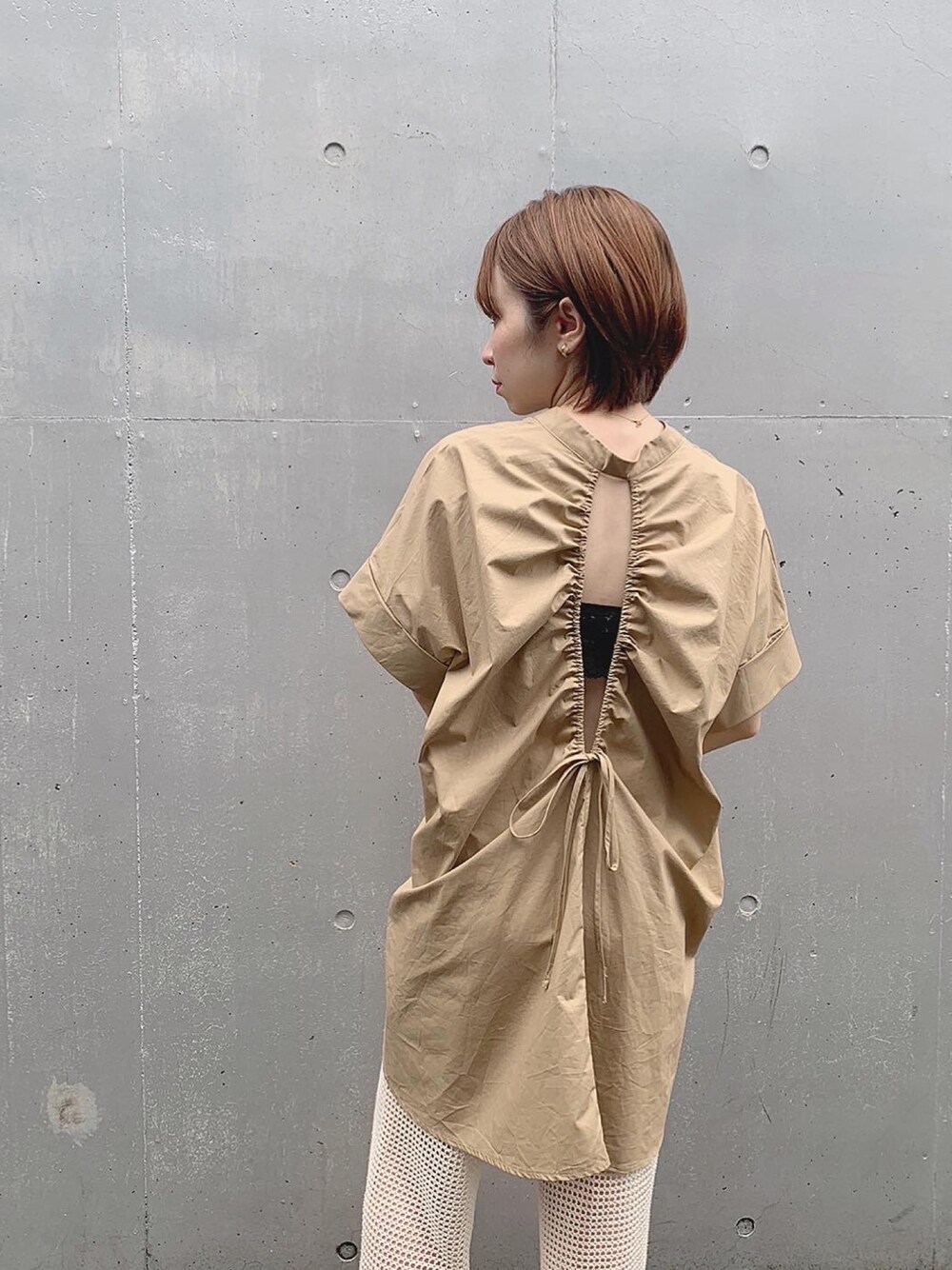 「チュニック、シャツ、シャツスタイル、alleybywcloset、ベージュ、メッシュパンツ、大人カジュアル、ラクチンコーデ、オトナカジュアル、シンプルコーデ」｜「Alley by w closetの【Alley】バックドロストシャツチュニック（チュニック、ブラウン系）」を使った、伊織さん（レディース・155cm）の夏コーディネートの1枚目の写真