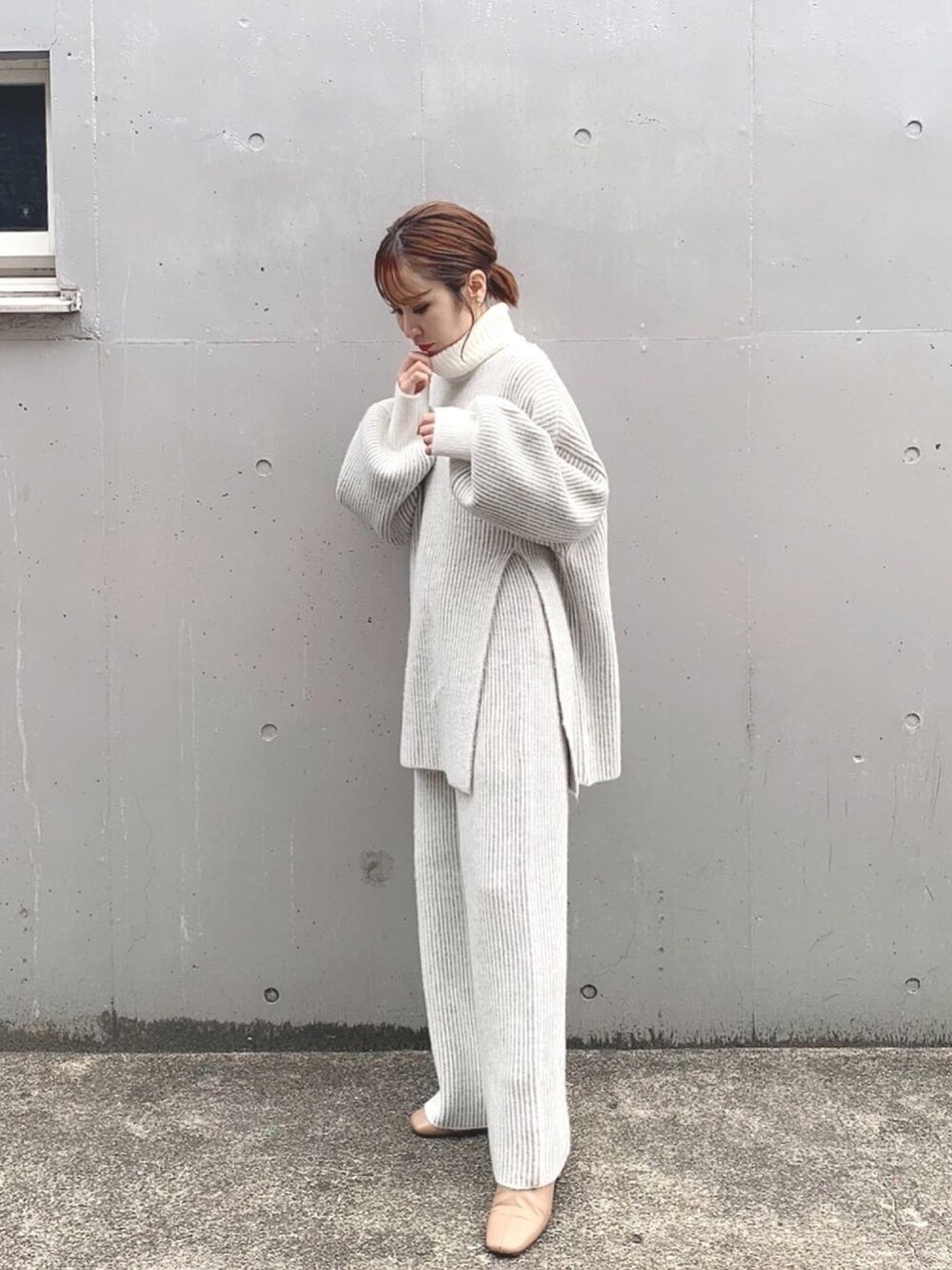 ホワイト系のニット/セーター、ホワイト系のその他パンツ、ベージュ系のブーツを着用したレディースの秋コーディネートの1枚目の写真