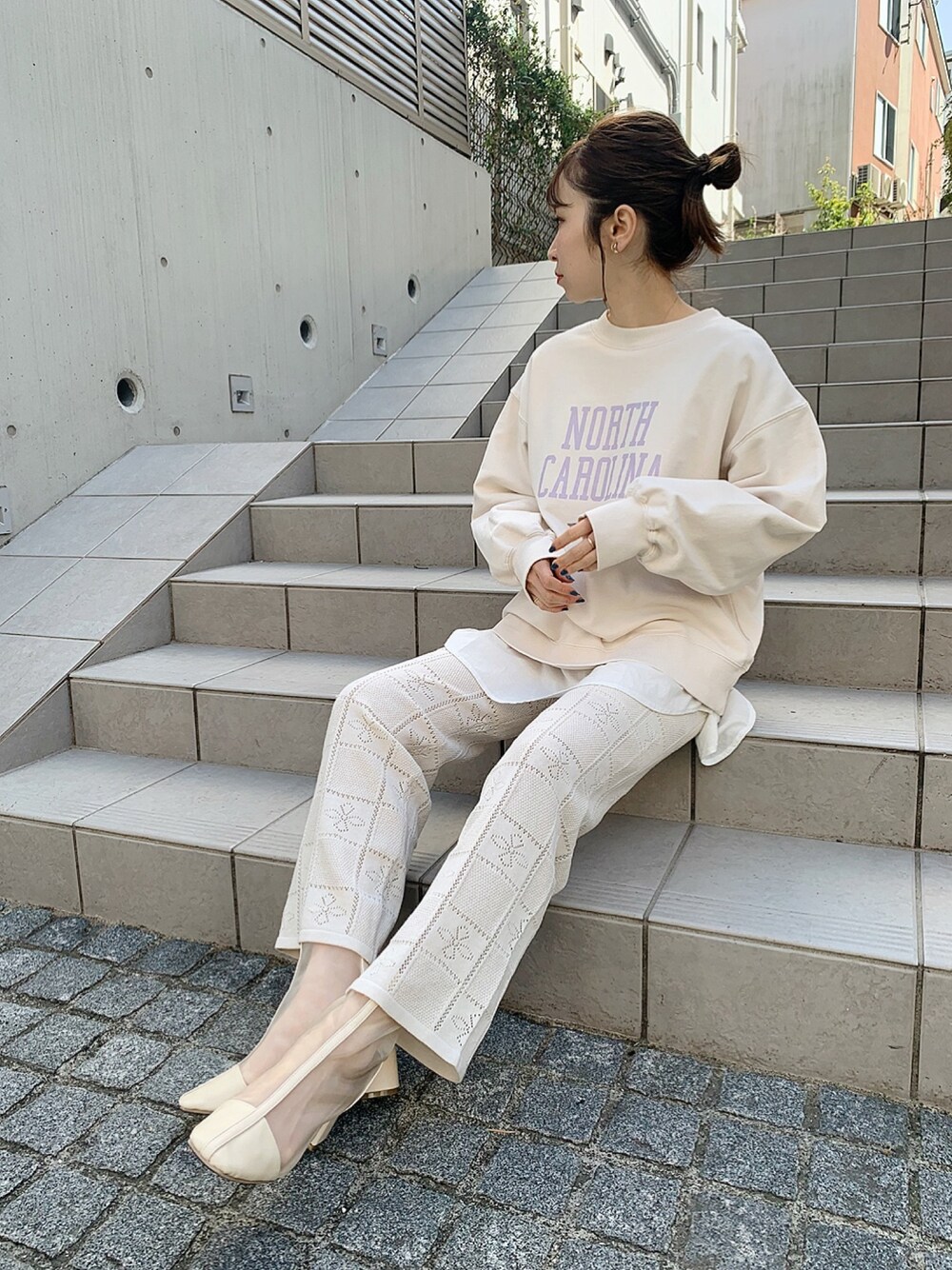 ベージュ系のスウェット、ホワイト系のシャツ/ブラウス、ホワイト系のその他パンツを着用したレディースの春コーディネートの1枚目の写真