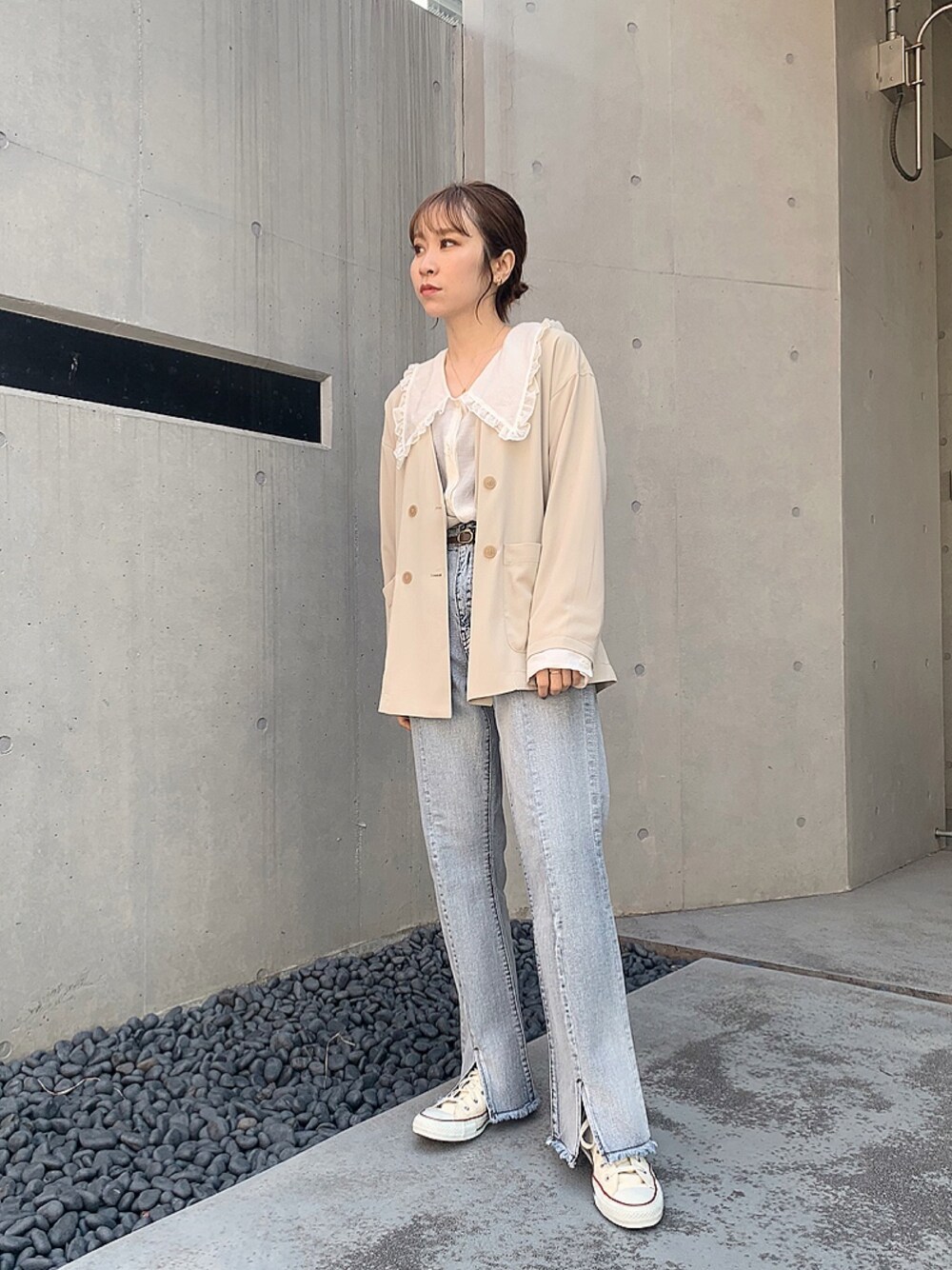 「ビッグカラー、フリル、フリルトップス、デニムパンツ、デニム、ジャケット、ブラウス、ブラウス×デニム、パンツスタイル、カジュアルコーデ」｜「w closetのBIGカラーフリルシアーシャツ（シャツ/ブラウス、ホワイト系）」を使った、伊織さん（レディース・155cm）の春コーディネートの1枚目の写真