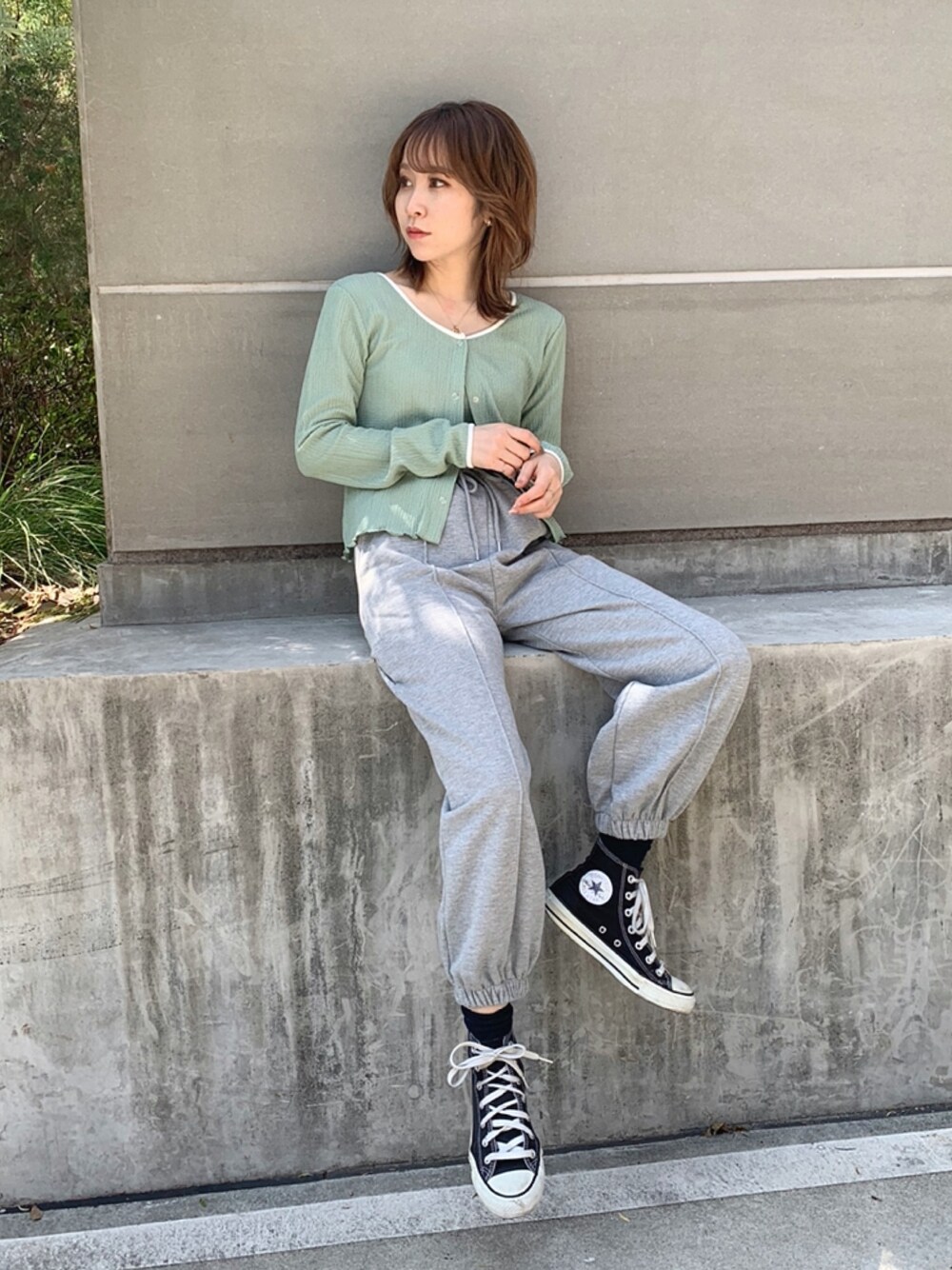 グレー系のその他パンツ、グリーン系のTシャツ/カットソーを着用したレディースの春コーディネートの1枚目の写真