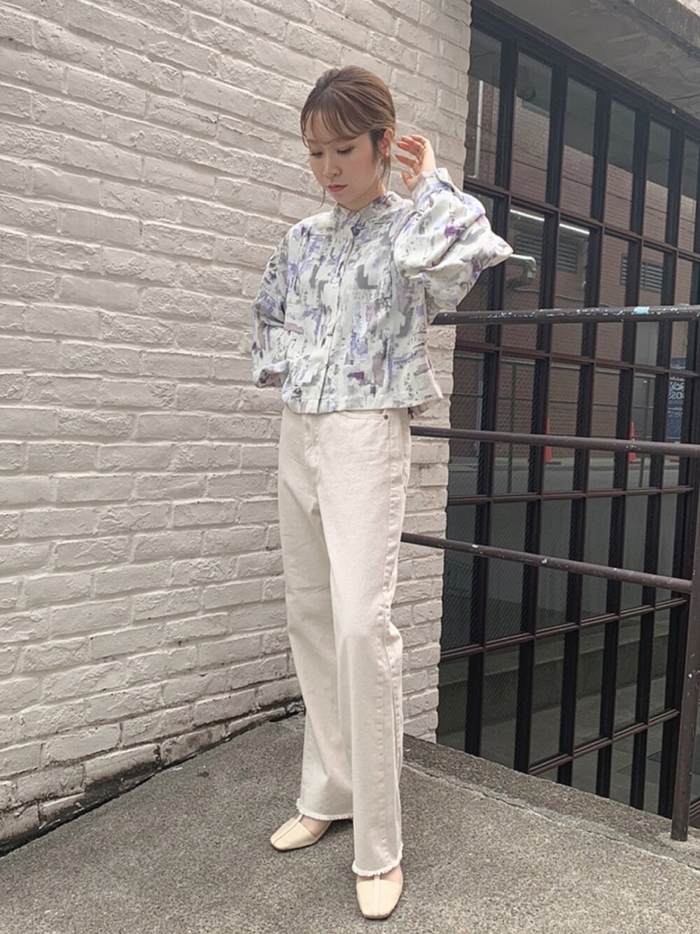 パープル系のシャツ/ブラウス、ホワイト系のデニムパンツ、ホワイト系のブーツを着用したレディースの春コーディネートの1枚目の写真