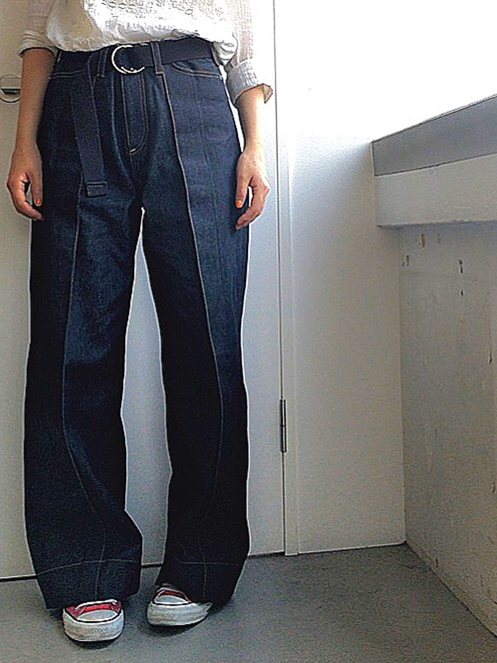 「ワイドパンツ、デニム、sullivan」｜「JOHN LAWRENCE SULLIVANのアイテム（デニムパンツ、その他）」を使った、甲斐志穂さん（レディース・161cm）の夏コーディネートの1枚目の写真