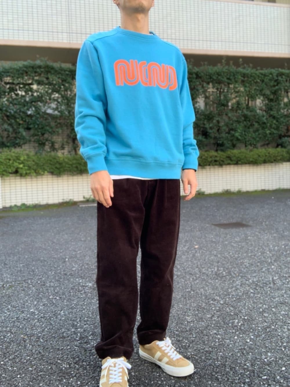 「シンプル、カジュアルコーデ、ブラウンコーデ、ビックシルエット、コーデュロイパンツ、スエット、秋冬コーデ、ナンバーナイン(NUMBER (N)INE)、NUMBER (N)INE、サックスブルー」｜「NUMBER (N)INEのN(N) _SWEATSHIRT/N(N)_スウェット（スウェット、ブルー系）」を使った、NUMBER (N)INEさん（メンズ・168cm）の秋コーディネートの1枚目の写真