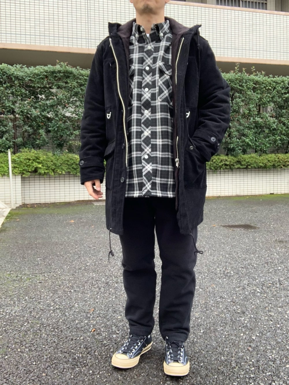 ブラック系のシャツ/ブラウス、ブラック系のその他アウター、ブラック系のその他パンツを着用したメンズの秋コーディネートの1枚目の写真