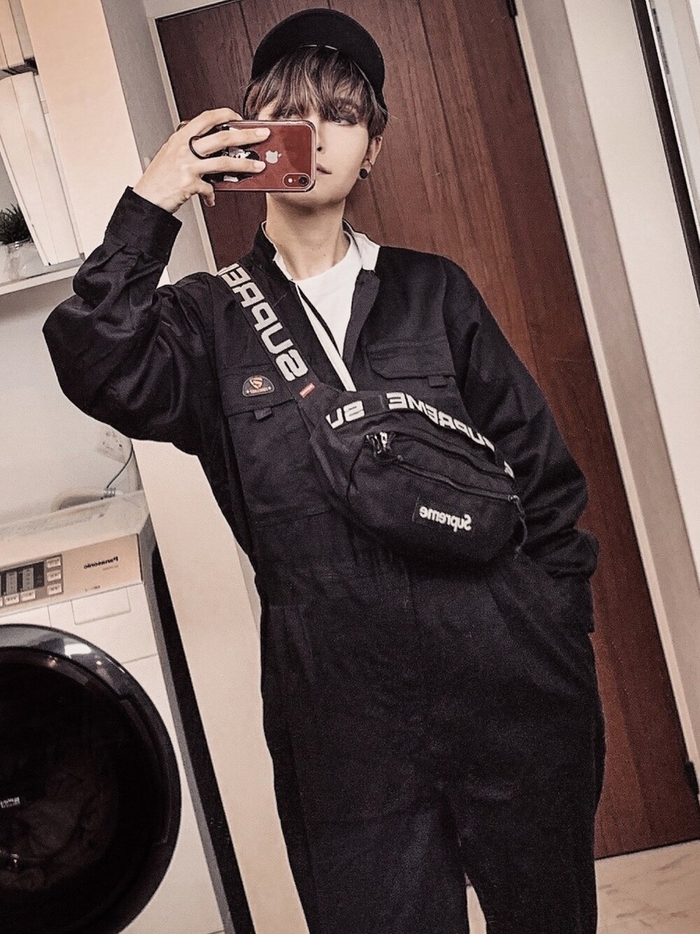 「ゆるコーデ、カジュアル、オールインワン、オールブラック、つなぎ、supreme、キャップ、メンズライク、ジェンダーレス、スポーツミックス」｜「TOKYO DEPARTMENT STOREのFORECAST 長袖カラーつなぎ/6609（つなぎ/オールインワン、ブラック系）」を使った、McGeeさん（レディース・162cm）の春コーディネートの1枚目の写真