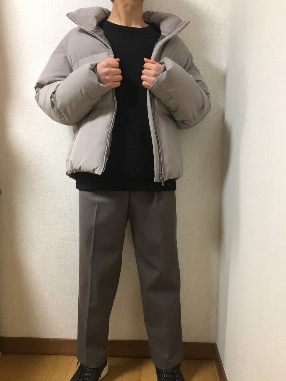 「おしゃれさんと繋がりたい、ダウンジャケット、ベージュ、ブラック、低身長、低身長コーデ、低身長男子、大学生」｜「DOOPZのDOOPZ ヘビーコットンビッグスウェット（スウェット、ブラック系）」を使った、yuさん（メンズ・163cm）の冬コーディネートの1枚目の写真