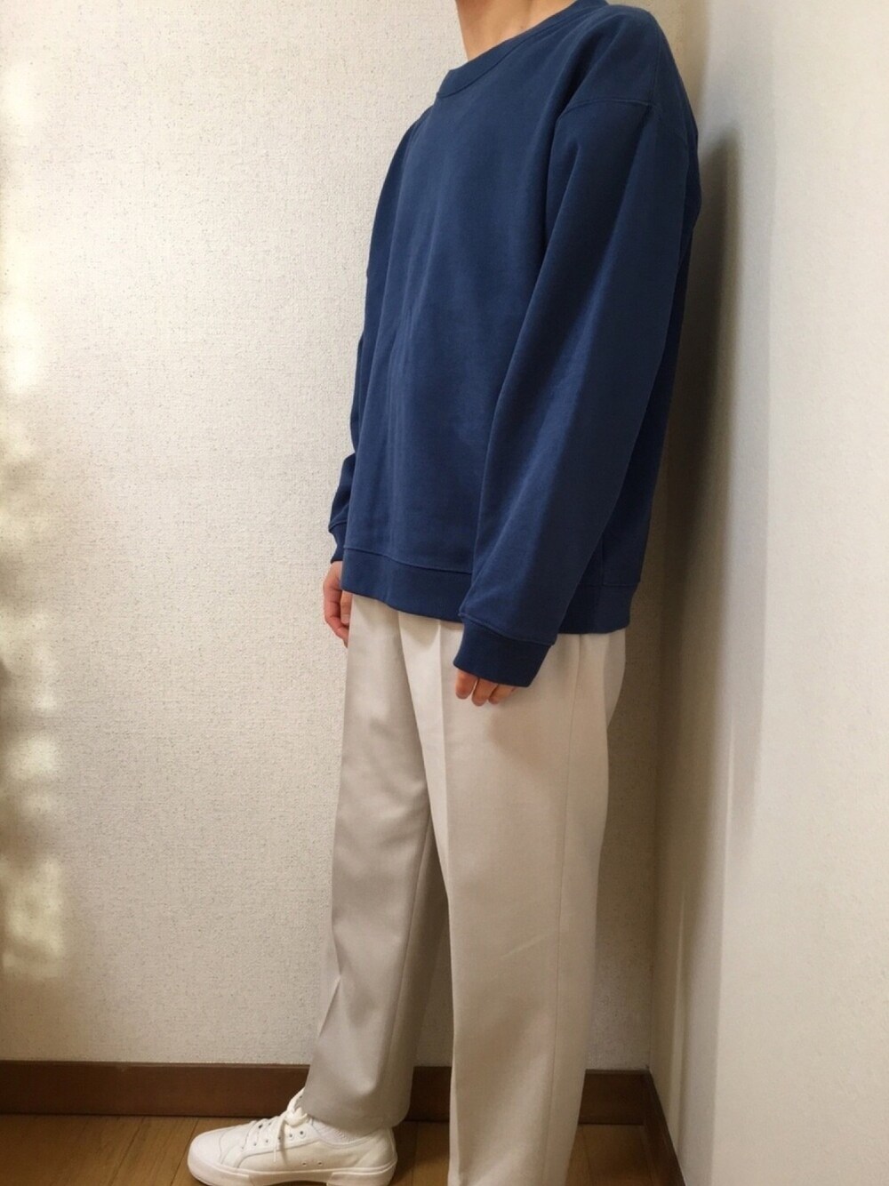 「おしゃれさんと繋がりたい、低身長、低身長コーデ、低身長男子、大学生、大学生コーデ、ブルー、ブルー x ホワイト、シンプル」｜「DOOPZのDOOPZ ヘビーコットンビッグスウェット（スウェット、ブルー系）」を使った、yuさん（メンズ・163cm）の冬コーディネートの1枚目の写真