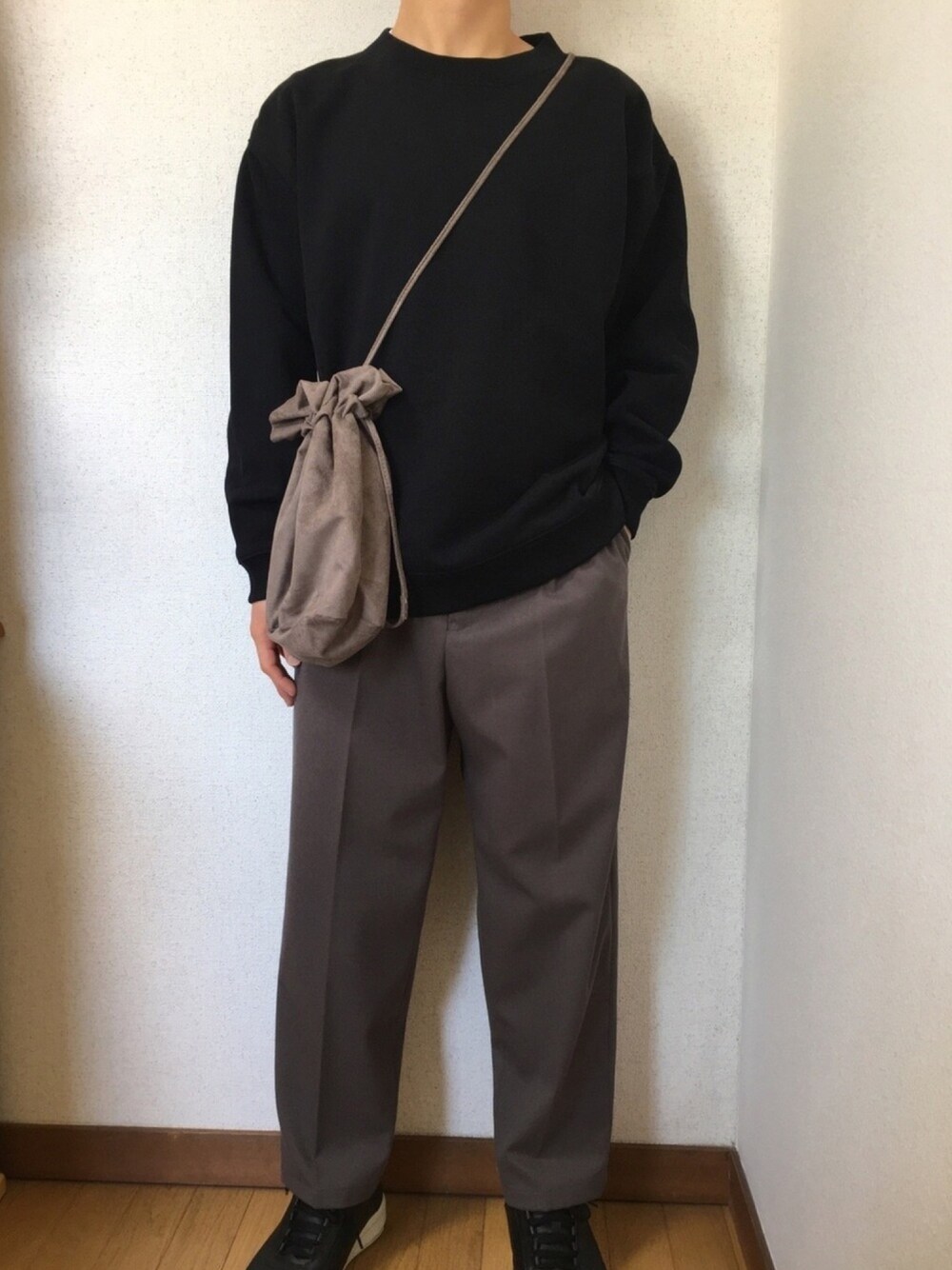 「おしゃれさんと繋がりたい、大学生、大学生コーデ、低身長、低身長コーデ、低身長男子、ブラック、スウエット」｜「flanerのスエード巾着バッグ【2way】（ショルダーバッグ、ベージュ系）」を使った、yuさん（メンズ・163cm）の冬コーディネートの1枚目の写真
