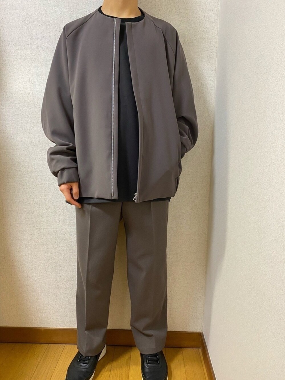 「おしゃれさんと繋がりたい、低身長、低身長コーデ、低身長男子、大学生、大学生コーデ、ブラウン」｜「ATTACHMENTの【WYM × ATTACHMENT】 NO COLLAR ZIP  BLOUSON（ノーカラージャケット、ブラウン系）」を使った、yuさん（メンズ・163cm）の春コーディネートの1枚目の写真