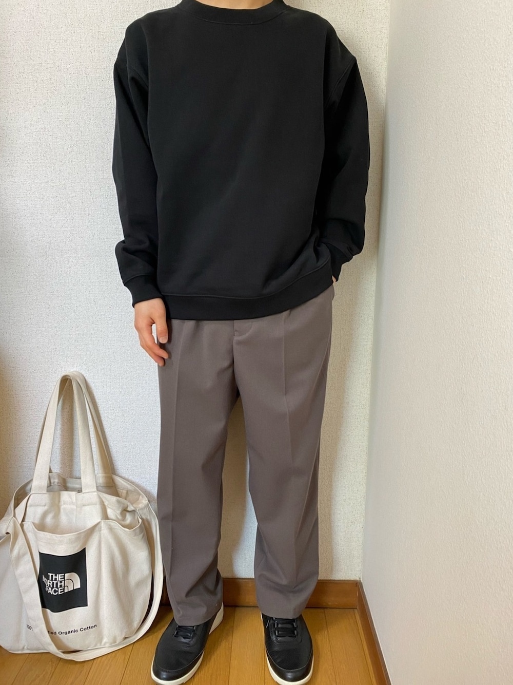 「おしゃれさんと繋がりたい、低身長、低身長コーデ、低身長男子、大学生、大学生コーデ、ブラック、ブラウン」｜「DOOPZのDOOPZ ヘビーコットンビッグスウェット（スウェット、ブラック系）」を使った、yuさん（メンズ・163cm）の春コーディネートの1枚目の写真