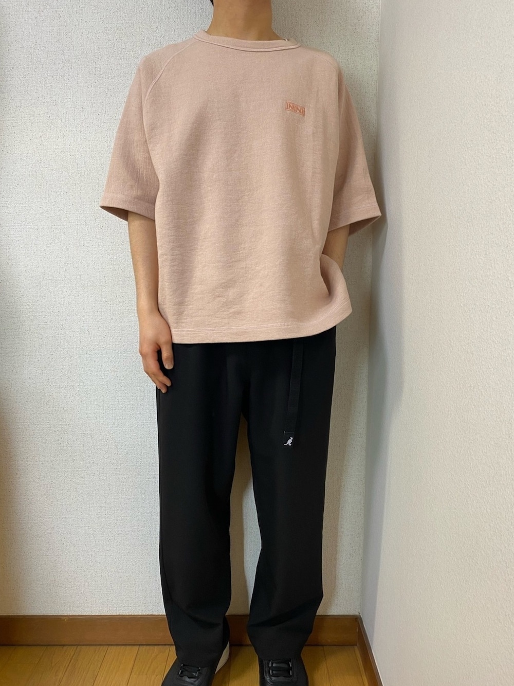 ベージュ系のTシャツ/カットソー、ブラック系のその他パンツ、ブラック系のスニーカーを着用したメンズの春コーディネートの1枚目の写真