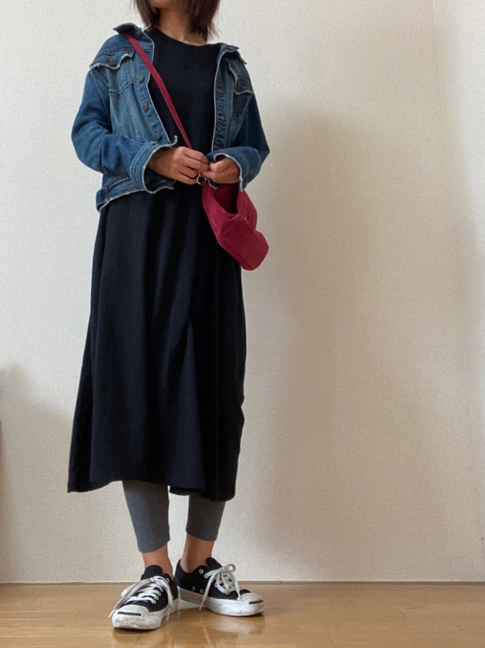 「ワンピース、デニムジャケット、スニーカー、コンバース、ジャックパーセル、レギンス、ショルダーバッグ」｜「AZUL by moussyのCUT FLARE MAXI ONEPIECE/カットフレアマキシワンピース（ワンピース、ブラック系）」を使った、kaooooさん（レディース・165cm）の秋コーディネートの1枚目の写真