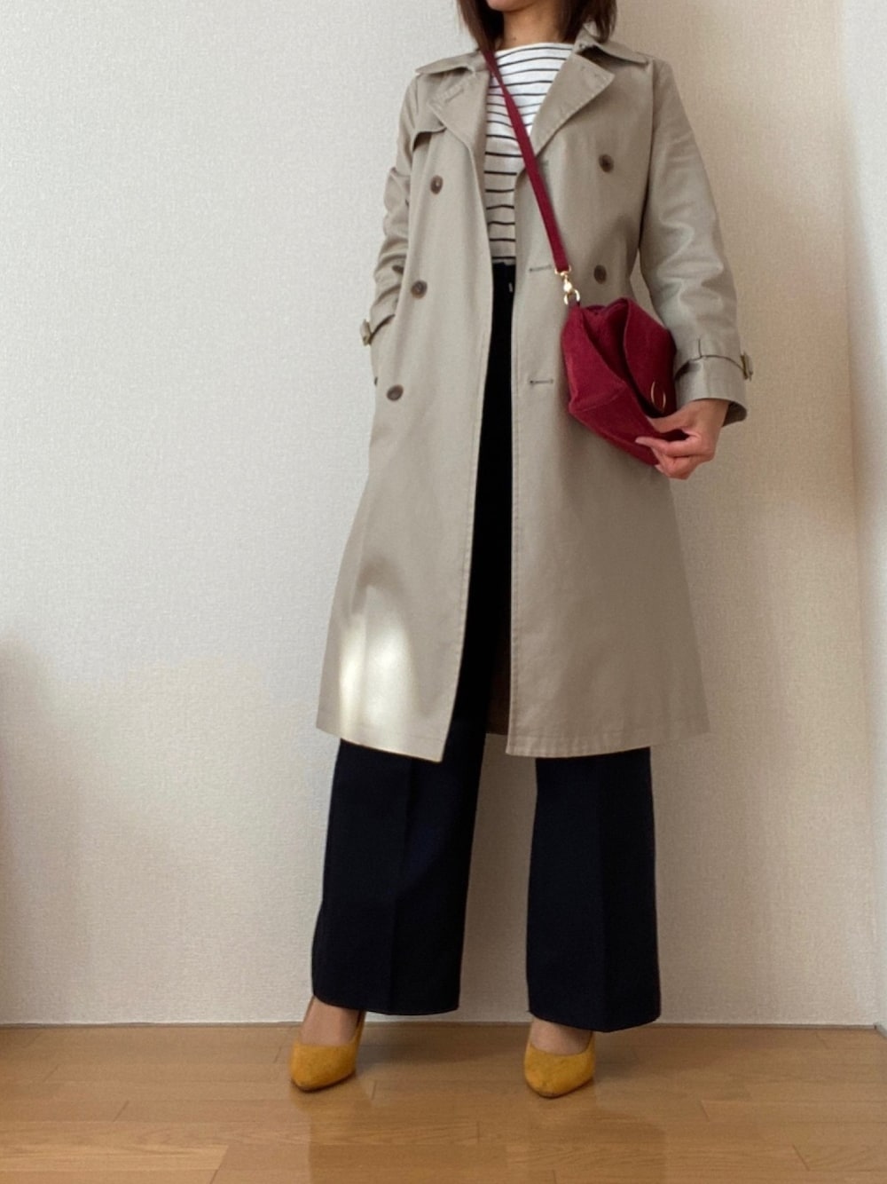 「ワイドパンツ、パンプス、キレイめ、ショルダーバッグ、トレンチコート、ボーダートップス」｜「URBAN RESEARCHのUR ぺルビアントレンチコート（トレンチコート、ベージュ系）」を使った、kaooooさん（レディース・165cm）の秋コーディネートの1枚目の写真