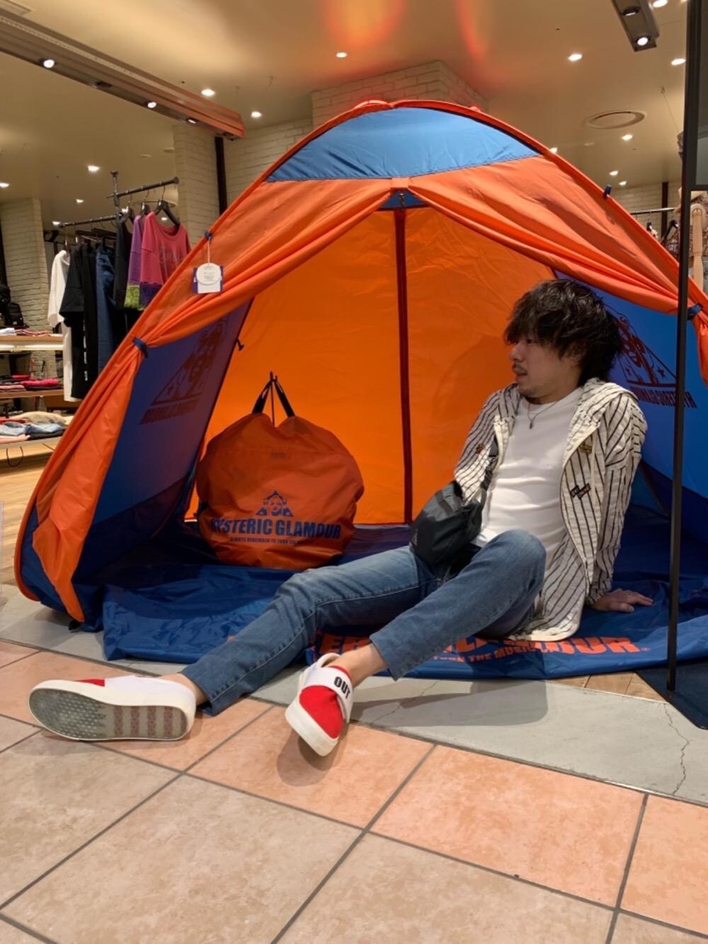 「スニーカー、デニム、カジュアル、Hysteric Glamour、ラフ、夏コーデ、ヒステリックグラマー、2019夏SALE」｜「HYSTERIC GLAMOURのSP加工Sデニム スリムパンツ（デニムパンツ、ブルー系）」を使った、Seiyaさん（メンズ・170cm）の夏コーディネートの1枚目の写真