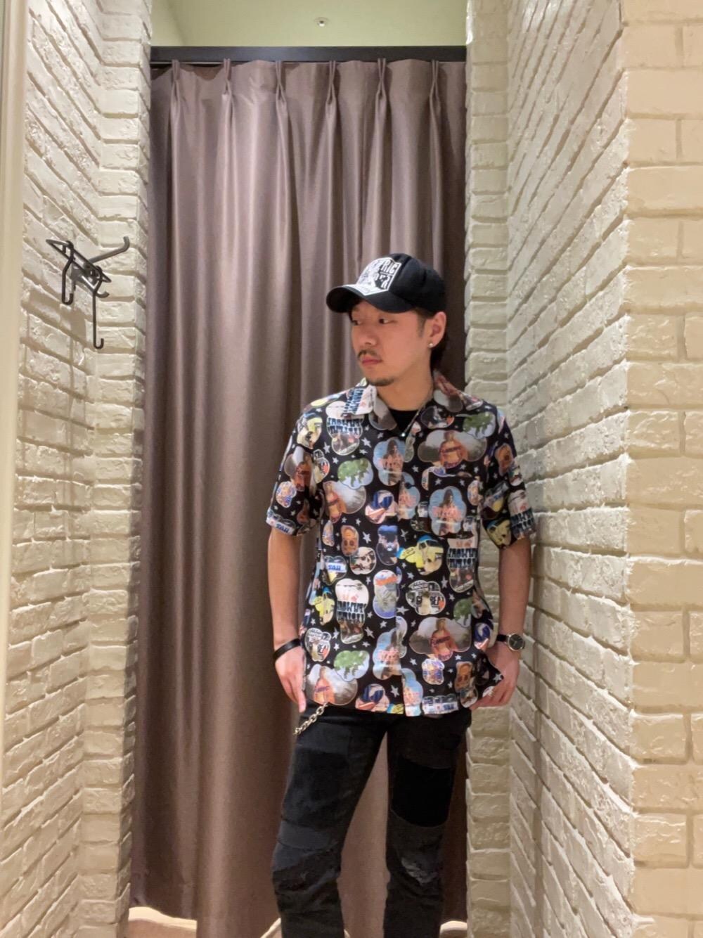 「総柄、シンプルコーデ、半袖シャツ、ヒステリックグラマー、アメカジコーデ、ロックコーデ、HYSTERIC GLAMOUR」｜「HYSTERIC GLAMOURのHYSTERIC LIVE刺繍 キャップ（キャップ、ブラック系）」を使った、Seiyaさん（メンズ・171cm）の春コーディネートの1枚目の写真