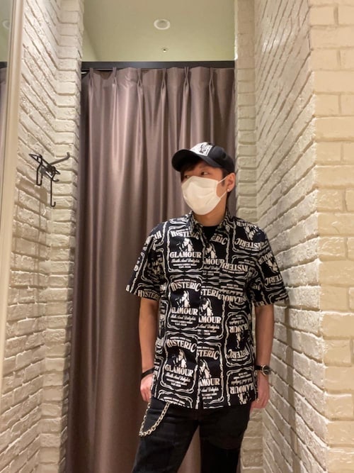 【 HYSTERIC GLAMOUR】whiskey柄 スタンダードカラーシャツ HYSTERIC GLAMOUR（ヒステリックグラマー）の「WHISKY柄