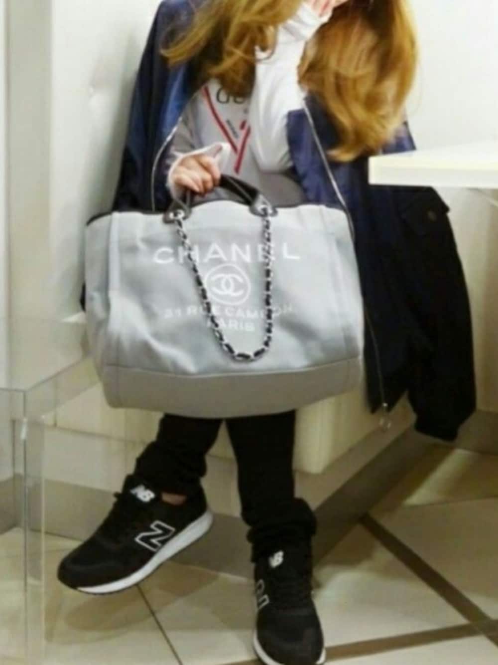 「guess、guessgirl、guessT、オーバーサイズ、カジュアル、ママコーデ」｜「globalparamontのアイテム（スタジャン、ブルー系）」を使った、yuさん（レディース・160cm）の冬コーディネートの1枚目の写真